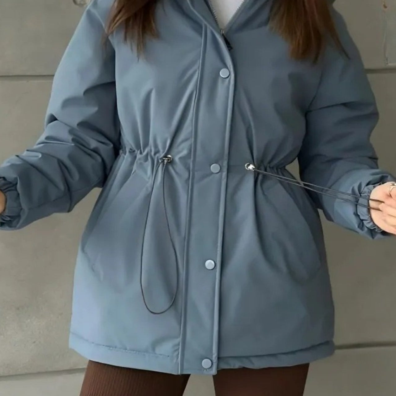 Chaqueta deportiva de ocio y exterior con cintura ajustable con cordón, ideal para montañismo y actividades al aire libre.