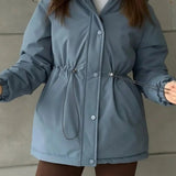 Chaqueta deportiva de ocio y exterior con cintura ajustable con cordón, ideal para montañismo y actividades al aire libre.