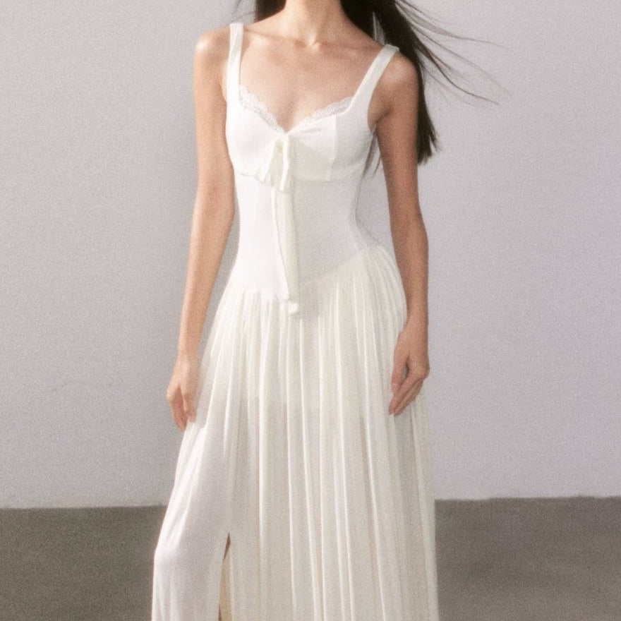 Vestido largo fluido con abertura y tirantes finos en malla de encaje.
