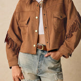 Chaqueta casual con flecos y hombros caídos.