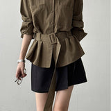 Blusa vintage de manga larga y cintura entallada, con cinturón.