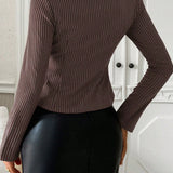 Blusa con cuello y mangas acampanadas, abotonada en la parte delantera.