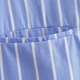 Blusa de rayas con mangas largas, sueltas y cortas.