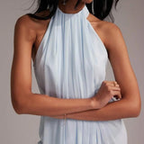 Elegante vestido de noche largo azul claro con cuello halter