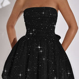 Elegante minivestido de noche ajustado y sin tirantes.