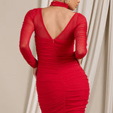 Vestido mini ajustado con cuello halter, diseño con hombros descubiertos y mangas largas.