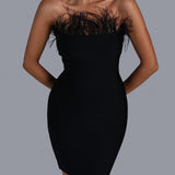 Vestido de noche sin tirantes con plumas negras