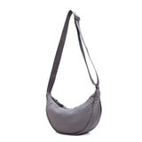 Bolso de hombro para mujer – Forma de media luna – Tejido texturizado – Diseño compacto y minimalista