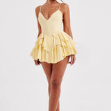 Vestido de noche con tirantes finos y volantes