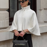 Elegante capa corta con cuello alto sencillo.
