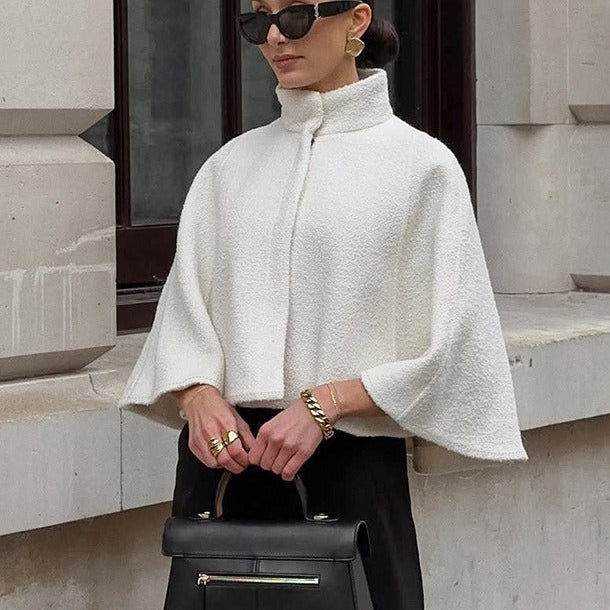 Elegante capa corta con cuello alto sencillo.