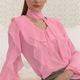 Elegante blusa de gasa lisa con volantes y lazo.