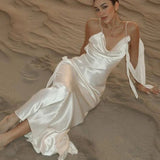 Elegante vestido largo sin espalda en satén floral liso