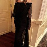 Elegante vestido largo de punto liso transparente con detalles de hombros descubiertos y fruncido.