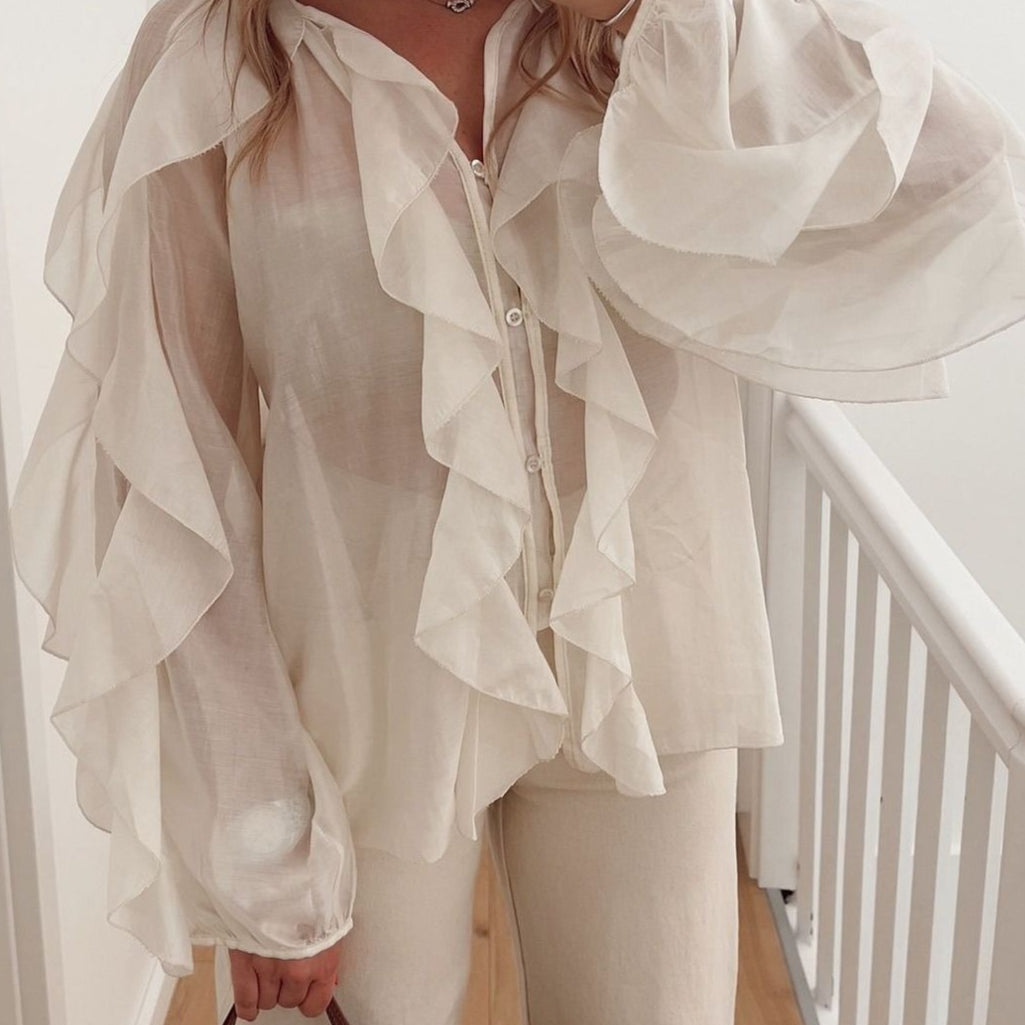 Blusa moderna con escote en V y volantes para uso diario.