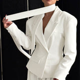 Blazer corto con cintura ajustada