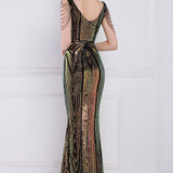 Vestido de noche sirena con lentejuelas y cuentas florales.