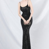 Elegante vestido largo con lentejuelas y tirantes finos.