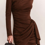 Minivestido sexy ajustado con detalles fruncidos y vendaje, cuello redondo