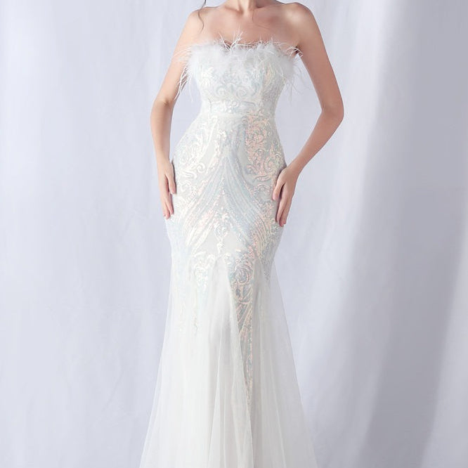 Vestido de noche con lentejuelas y plumas de avestruz