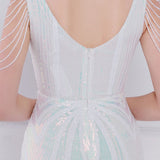 Vestido de noche sirena con lentejuelas y cuentas florales.