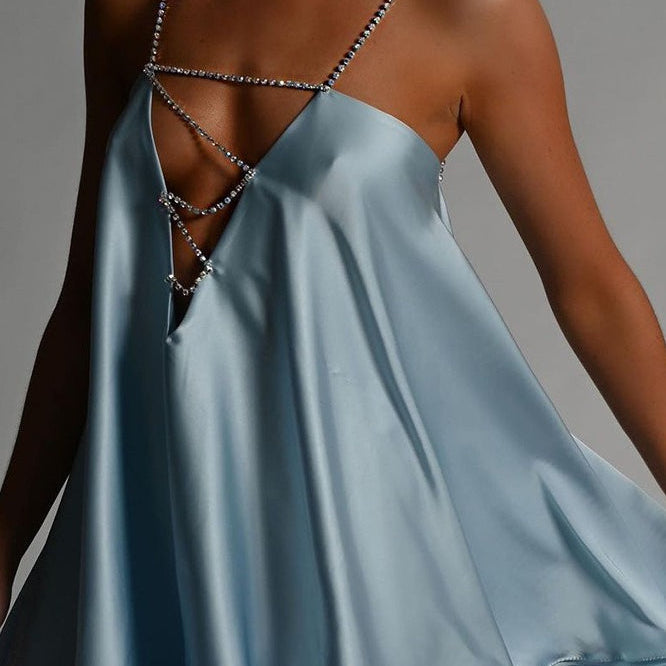 Vestido de noche sexy con detalle de cadena y espalda abierta pronunciada.