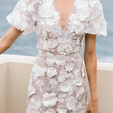 Vestido corto de mujer – Corte entallado – Mangas abullonadas – Escote pronunciado – Bordado floral