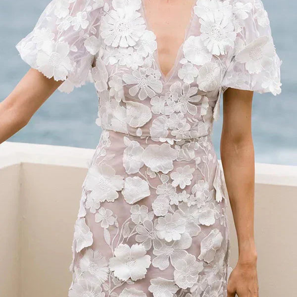 Vestido corto de mujer – Corte entallado – Mangas abullonadas – Escote pronunciado – Bordado floral