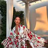 Vestido corto con mangas farol y un fresco estampado floral.