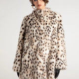Gabardina de piel sintética con estampado de leopardo