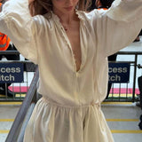 Minivestido chic y elegante con escote en pico y mangas con volantes.