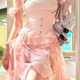Vestido corto y fluido con espalda descubierta y bajo asimétrico con flecos.