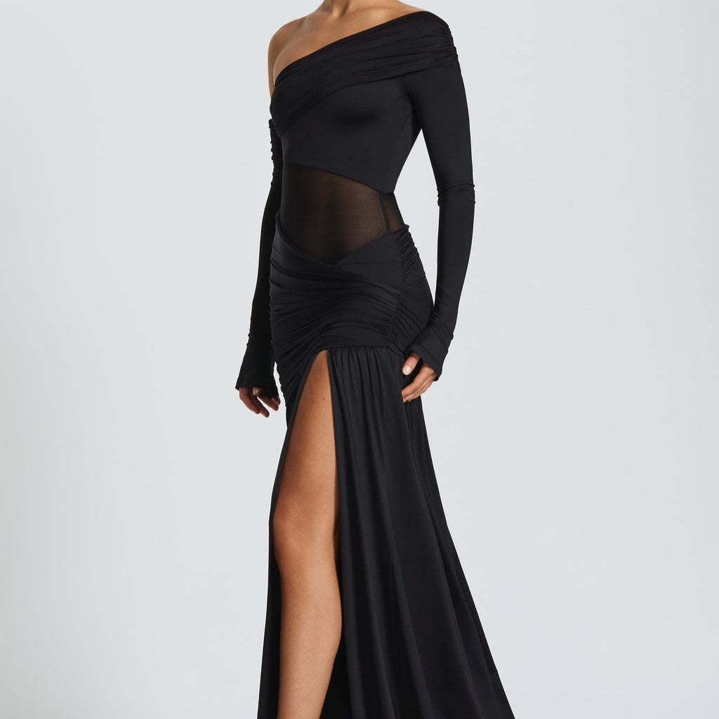 Vestido de noche transparente con pliegues y hombros descubiertos