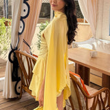 Vestido corto con volantes en satén liso y top de tirantes con chal