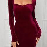Minivestido sexy y ajustado de terciopelo liso con cintura ceñida.