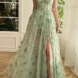 Vestido de noche con abertura en tul transparente con tirantes finos y abertura alta.