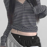 Blusa con capucha, manga larga, cuello en V, abotonada, con rayas y bloques de color