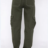 Pantalones cargo de moda con piernas rectas y múltiples bolsillos.