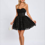 Vestido de noche sin tirantes con perlas y volantes