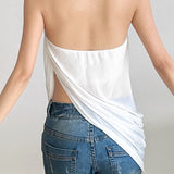 Blusa holgada y fluida con cuello halter y espalda abierta.