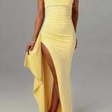 Vestido de noche sexy sin tirantes con abertura.