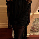 Elegante vestido largo de punto liso transparente con detalles de hombros descubiertos y fruncido.