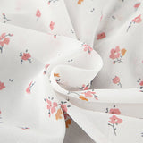 Blusa con estampado floral, corte entallado, escote en pico y volantes