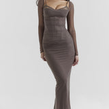 Elegante vestido largo de encaje y malla, con ballenas y abertura alta.