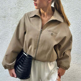 Chaqueta corta color caqui con cremallera