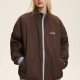 Chaqueta reversible con cuello alto y bloques de color.