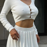 Conjunto sexy de dos piezas compuesto por un top corto de malla y una falda.