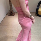 Vestido largo sin espalda con tirantes finos y estampado rosa 3D