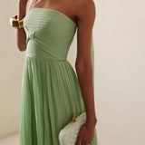 Elegante vestido largo sin tirantes con lazo fruncido