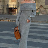 Elegante y minimalista vestido largo con hombros descubiertos en tejido de punto liso.